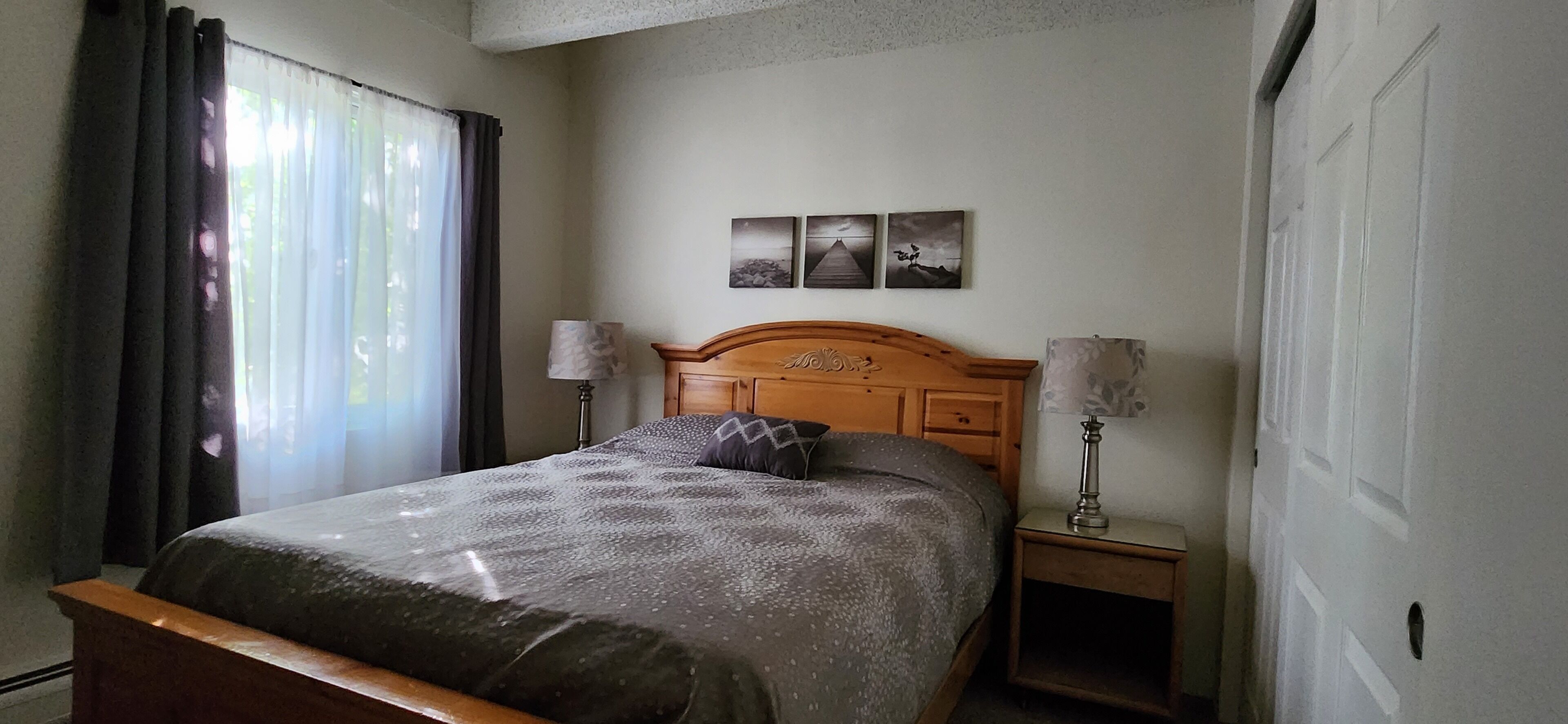 2 室のベッドルーム、ピロートップベッド、デスク、防音設備