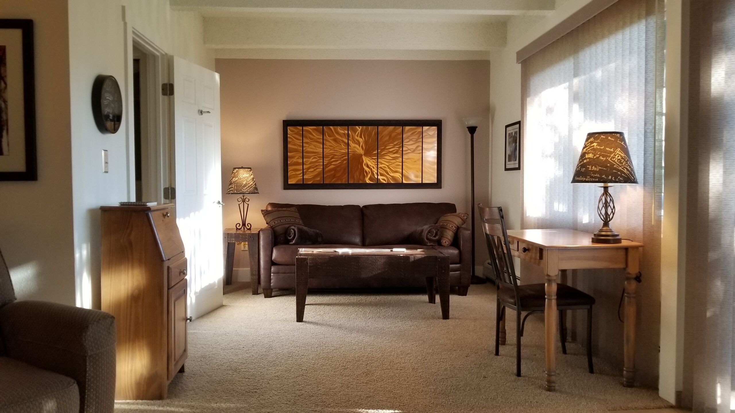 スマートテレビ、暖炉、DVD プレーヤー、書庫