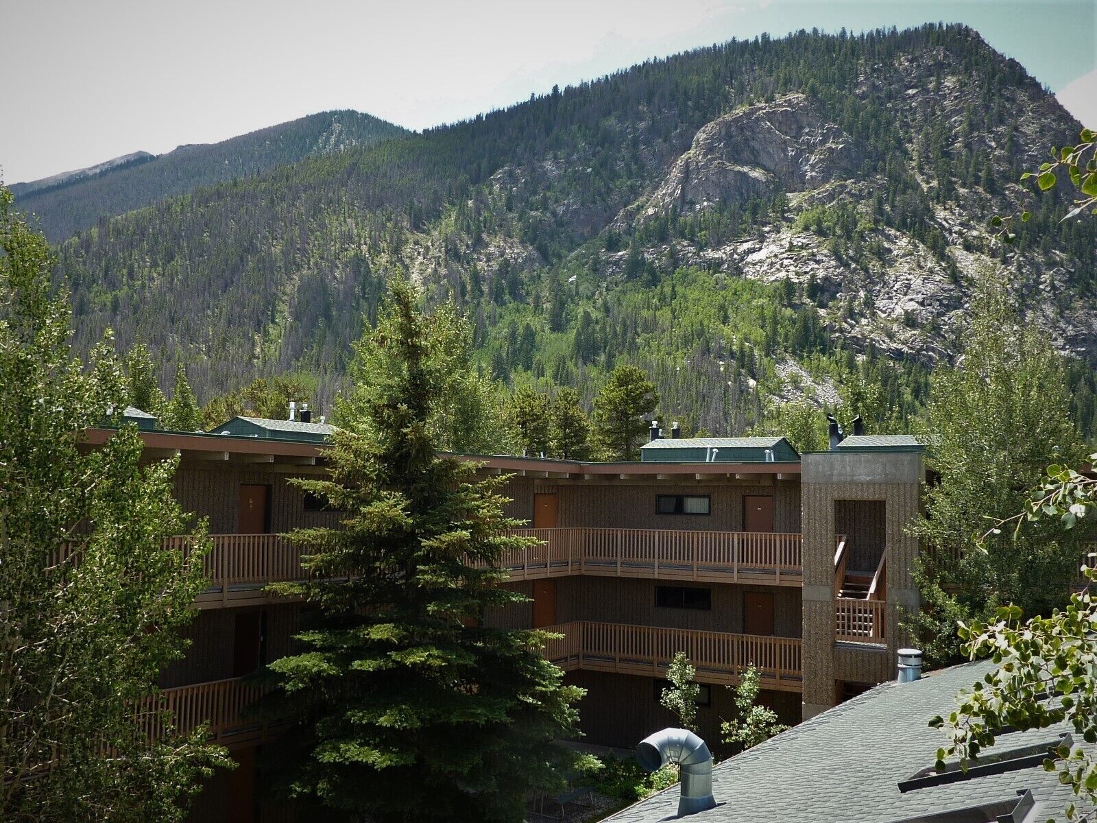 Centrally located to all Summit County winter and summer attractions!