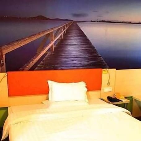 Room. 7 Days Inn