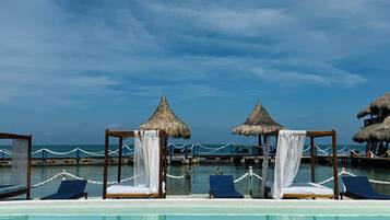 Piscine extérieure, chaises longues