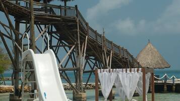 Kolam renang outdoor, dengan kursi berjemur