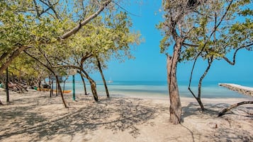 Spiaggia privata, sabbia bianca, lettini da mare, immersioni subacquee