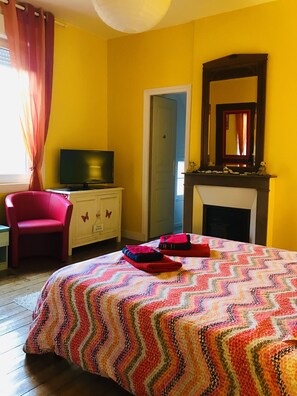 JAUNE 2 | Individually decorated, individually furnished, free WiFi, bed sheets - Les 3 Tilleuls (Roye)