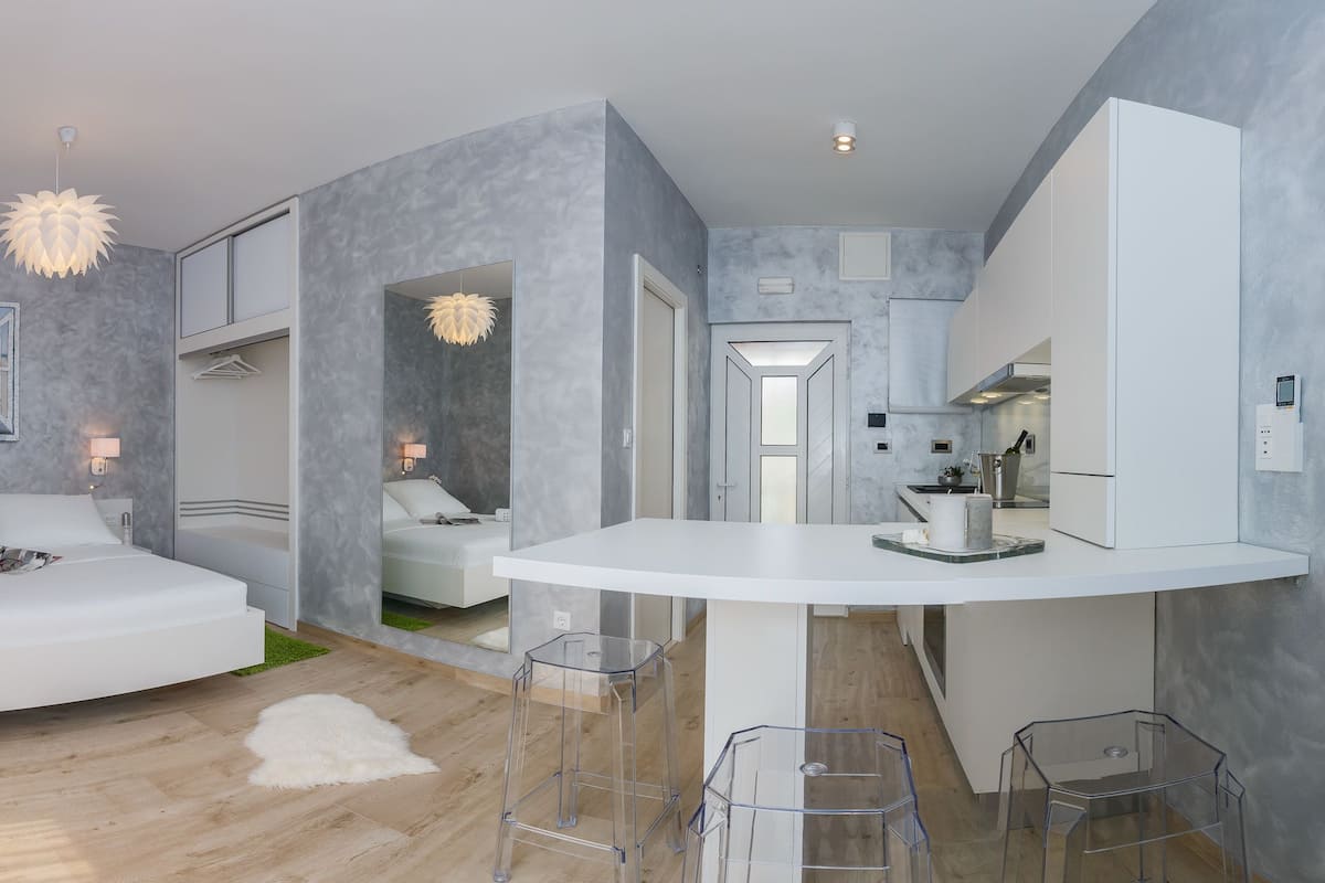 Luxury Studio, 1 Queen Bed, Non Smoking, Pool View | Premium bedding, down comforters, in-room safe, blackout drapes