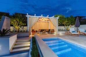 Seasonal outdoor pool, open 9:00 AM to 10 PM, free cabanas