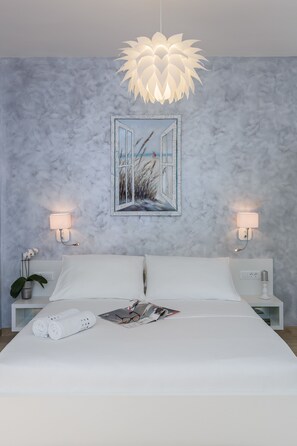 Luxury Studio, 1 Queen Bed, Non Smoking, Pool View | Premium bedding, down comforters, in-room safe, blackout drapes