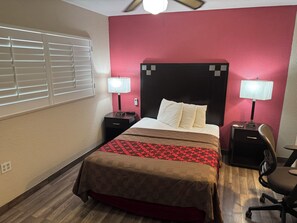 Standard Room, 1 Queen Bed | Individually decorated, individually furnished, laptop workspace - Western Motel (El Centro)