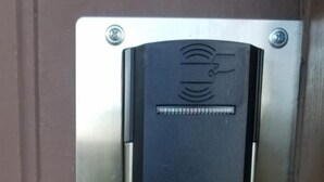 Una puerta con manija metálica y cerradura.