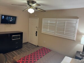 Standard Room, 1 Queen Bed | Individually decorated, individually furnished, laptop workspace - Western Motel (El Centro)