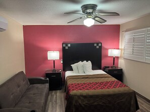 Chambre Standard, 1 grand lit | Salle de bain | Douche à « effet pluie », articles de toilette gratuits