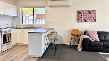 Apartamento | Cocina privada | Frigorífico, microondas, horno y placa de cocina