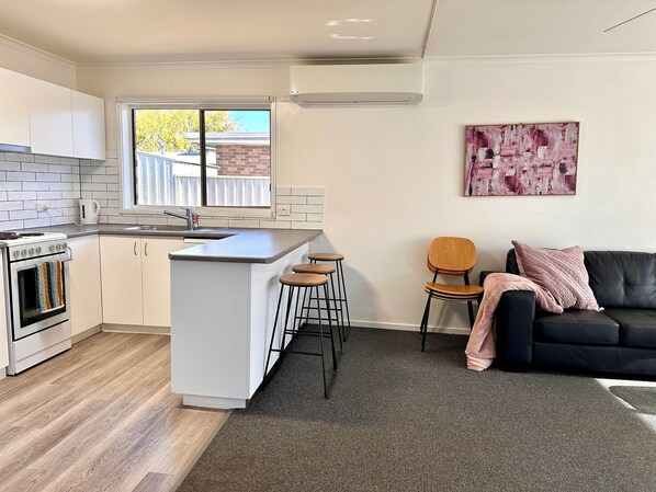 Apartment | Eigene Küche | Kühlschrank, Mikrowelle, Ofen, Herdplatte