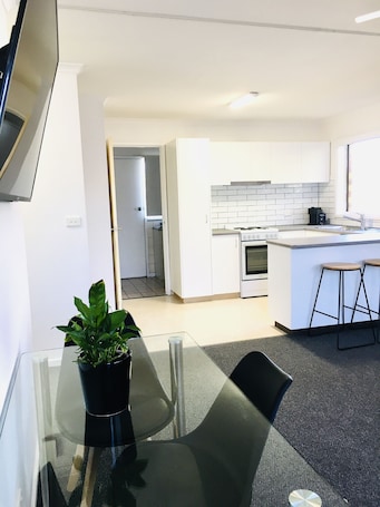 Echuca Moama Holiday Accommodation 3 | Living area | 44-inch flat-screen TV with digital channels, Smart TV, Netflix
