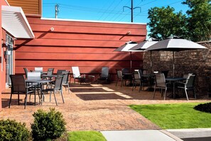 BBQ/picnic Area - Fairfield Inn & Suites by Marriott Buffalo Amherst/University (Buffalo)