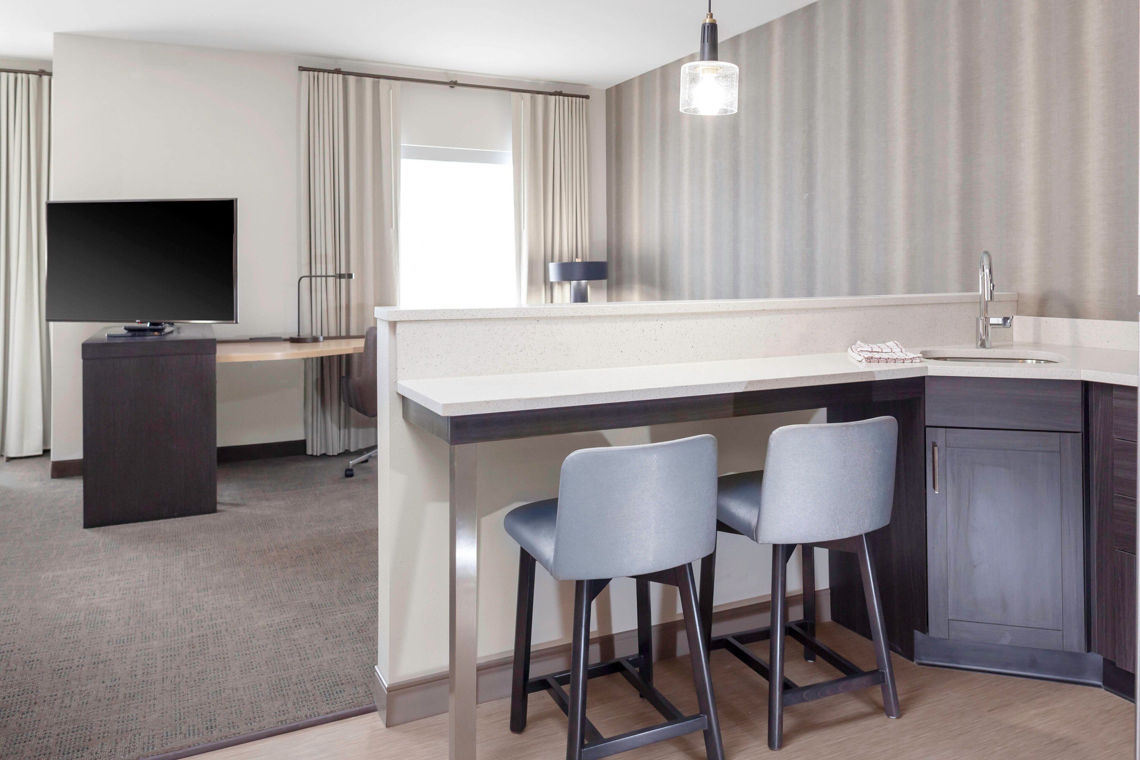 Full-size fridge, microwave, stovetop, dishwasher