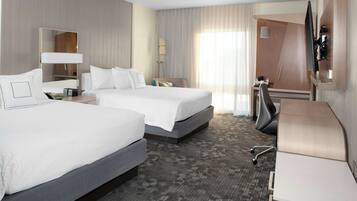 Escrivaninha, cortinas blackout, ferros/tábuas de passar roupa