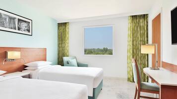 Camas con pillow-top, caja de seguridad en la habitación y escritorio