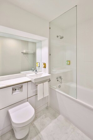 Articles de toilette gratuits, sèche-cheveux, serviettes fournies