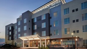 Il s'agit d'un hôtel moderne, reconnaissable à son enseigne « Towneplace Suites Marriott ». Il dispose d'une entrée abritée, de plusieurs étages et d'un espace de stationnement.