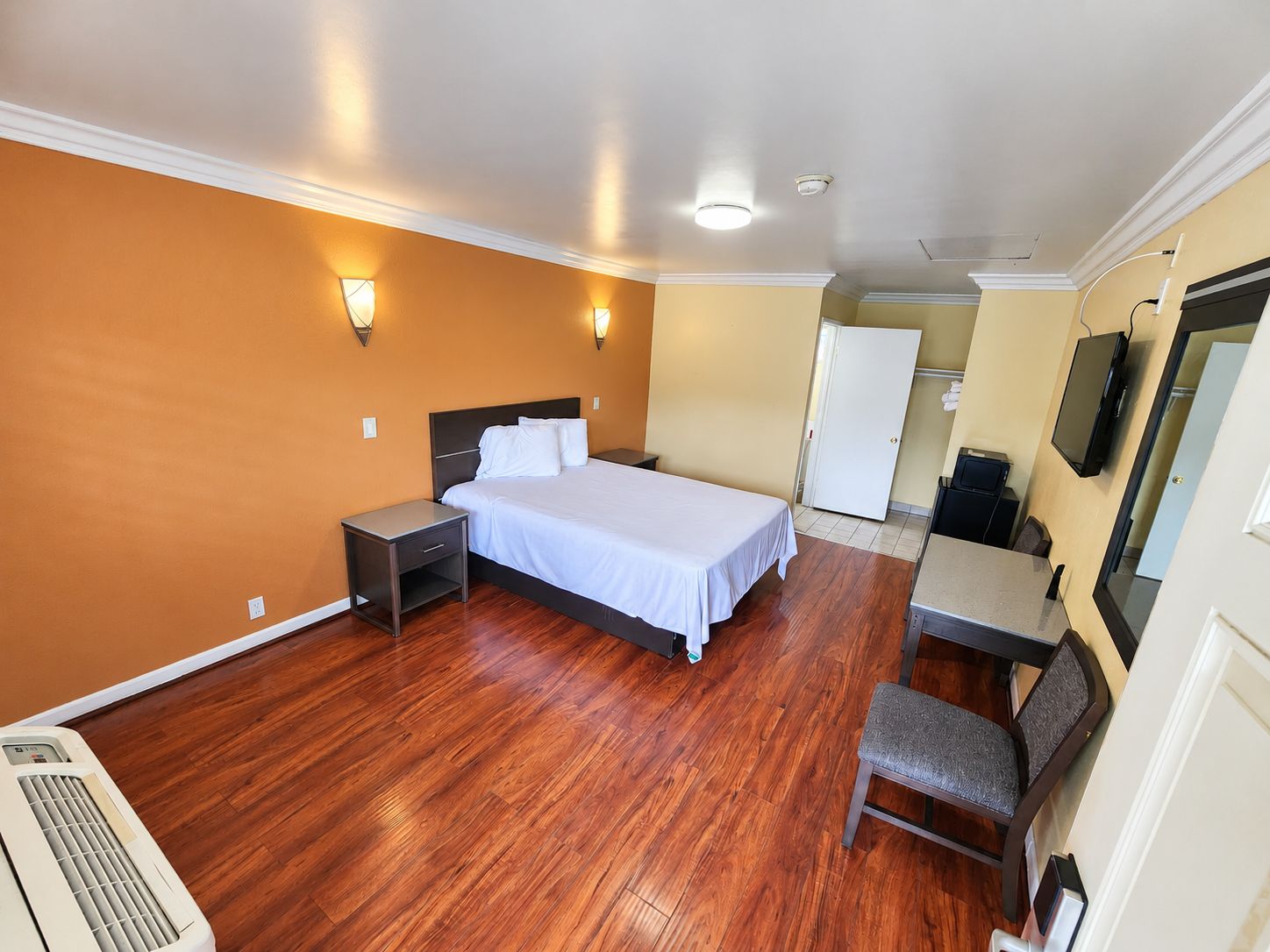 Standard Room, 1 Queen Bed, Non Smoking | Desk, WiFi (free), bed sheets