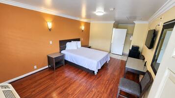 Standard Room, 1 Queen Bed, Non Smoking | Desk, WiFi (free), bed sheets
