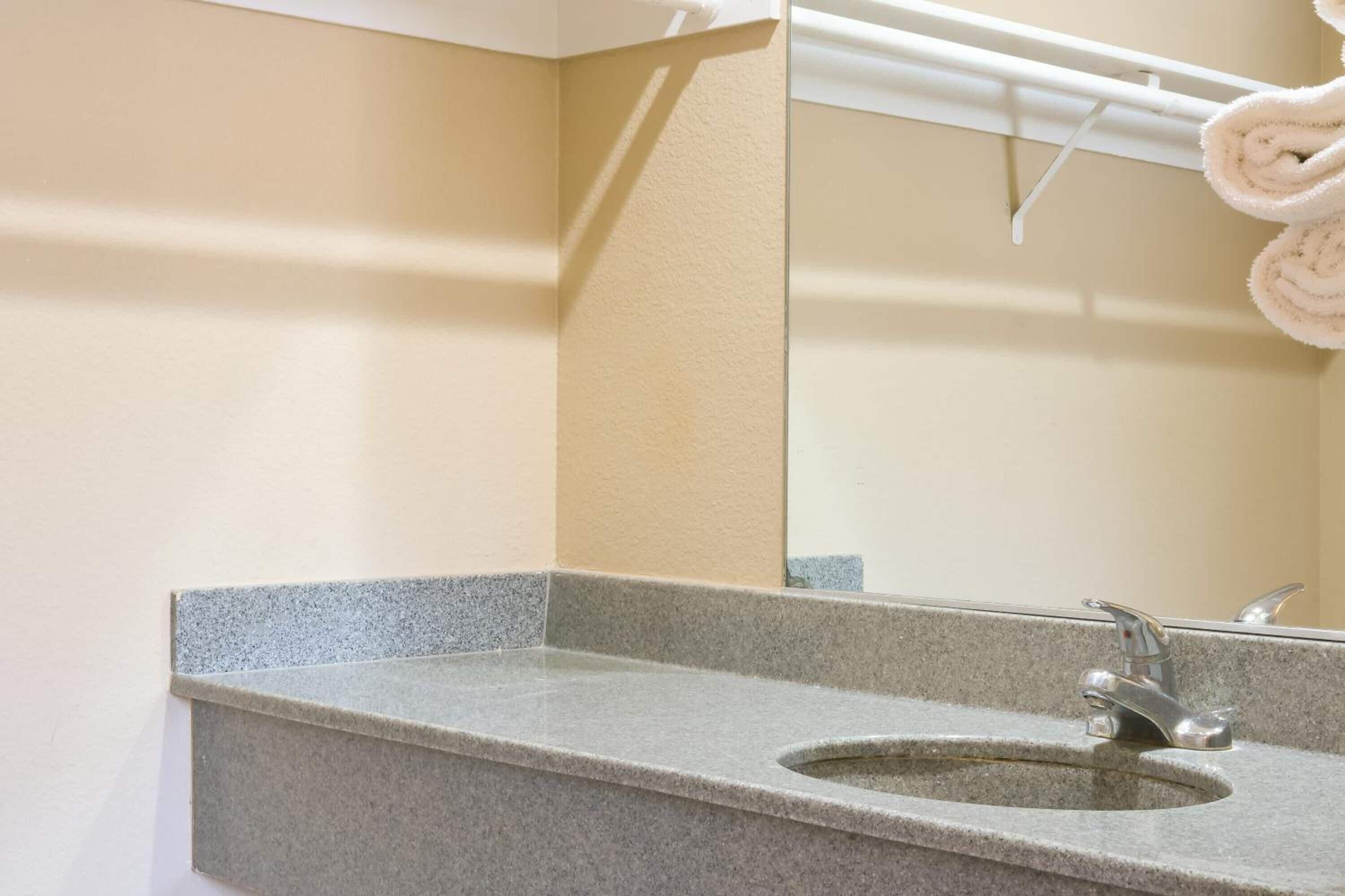 Combined shower/tub, towels