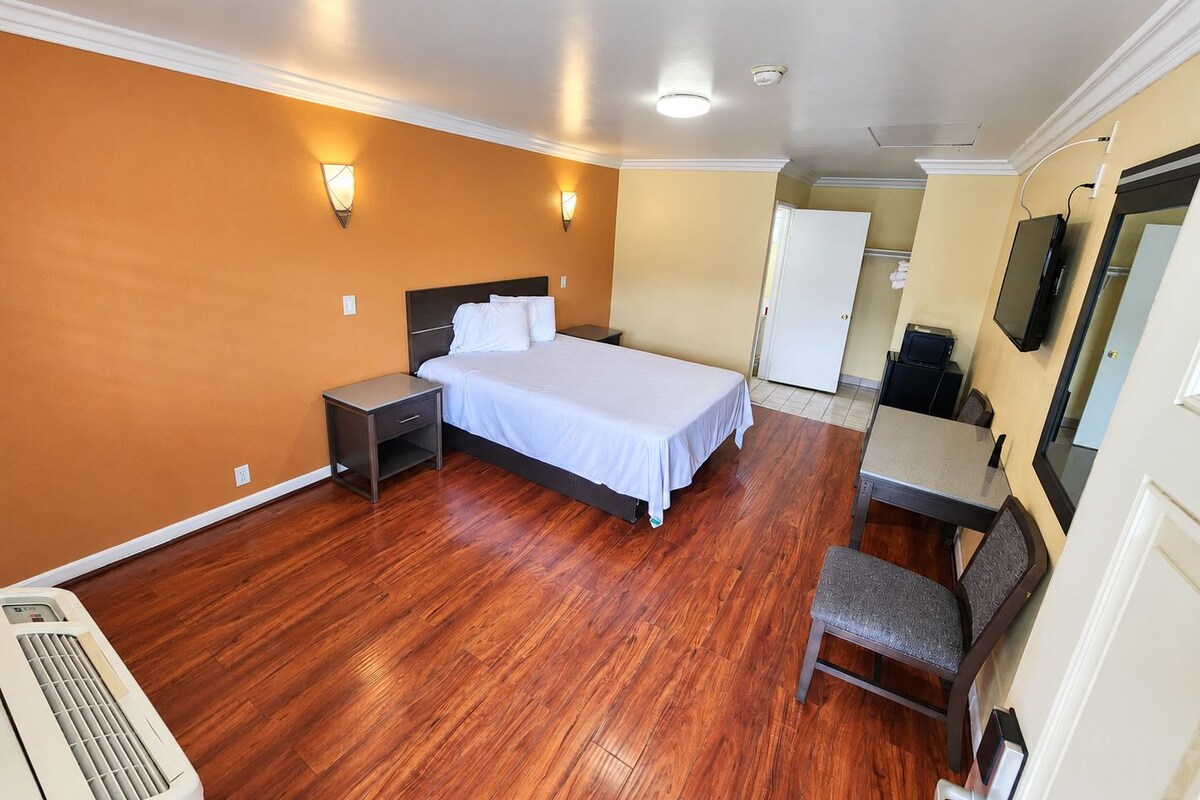 Standard Room, 1 Queen Bed, Non Smoking | Desk, WiFi (free), bed sheets