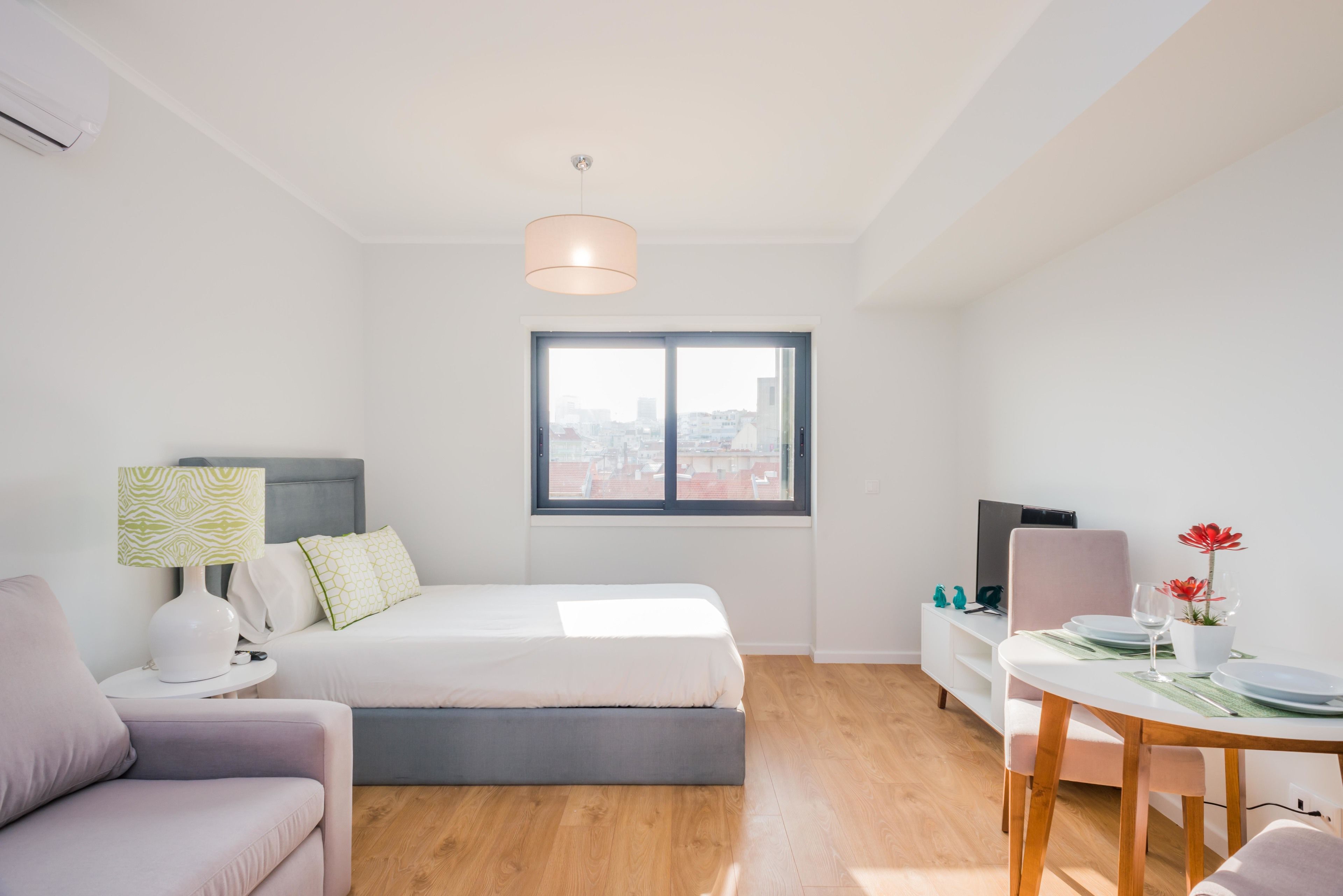 تجهيزات عازلة للصوت ومكواة/لوح كي وواي فاي مجانًا وملاءات أسرّة