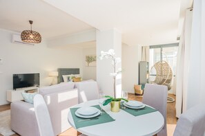 Superior Studio, 1 Queen Bed with Sofa bed, Non Smoking | In-room dining