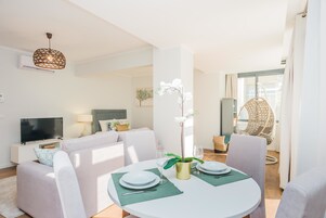 Superior Studio, 1 Queen Bed with Sofa bed, Non Smoking | In-room dining