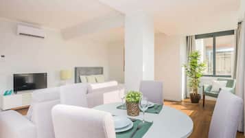 Superior Studio, 1 Queen Bed with Sofa bed, Accessible, Non Smoking | In-room dining