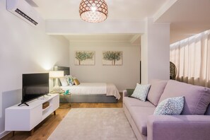 Superior Studio, 1 Queen Bed with Sofa bed, Non Smoking | Living area