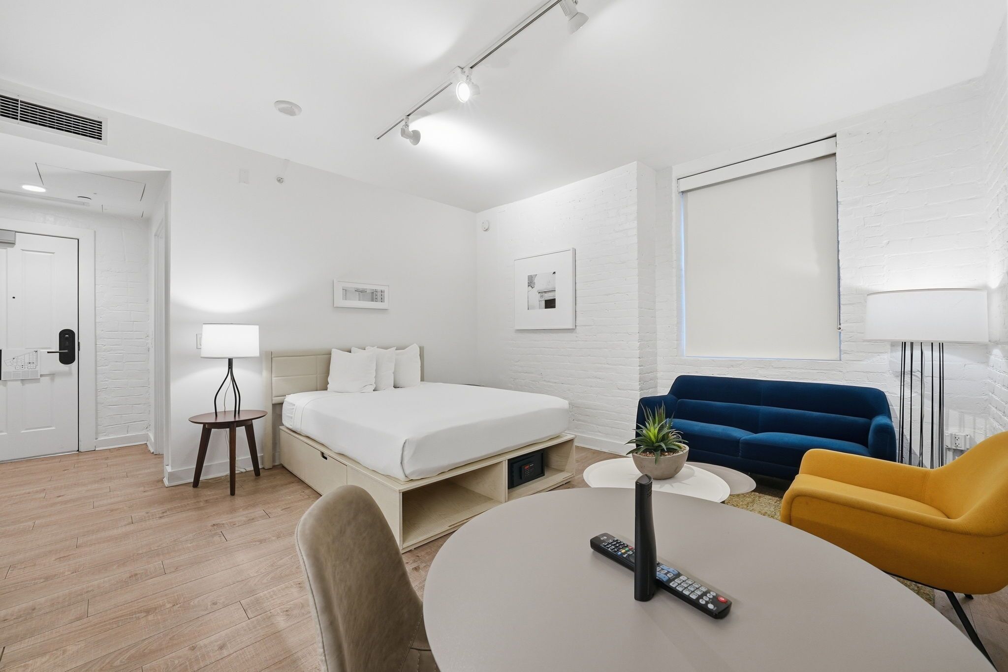 Quarto básico | Roupas de cama premium, cofres nos quartos, individualmente decorados