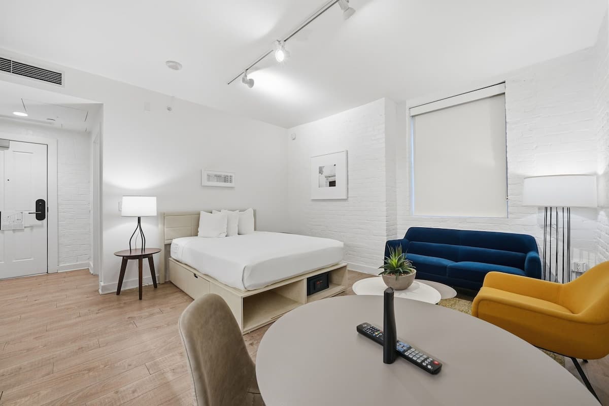 Ylelliset vuodevaatteet, tallelokero huoneessa