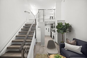 Ropa de cama de alta calidad y caja de seguridad en la habitación 