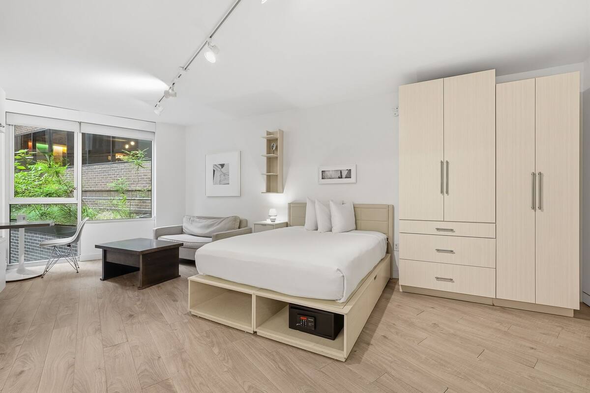 Premium studio | Luxe beddengoed, een kluis op de kamer, een laptopwerkplek