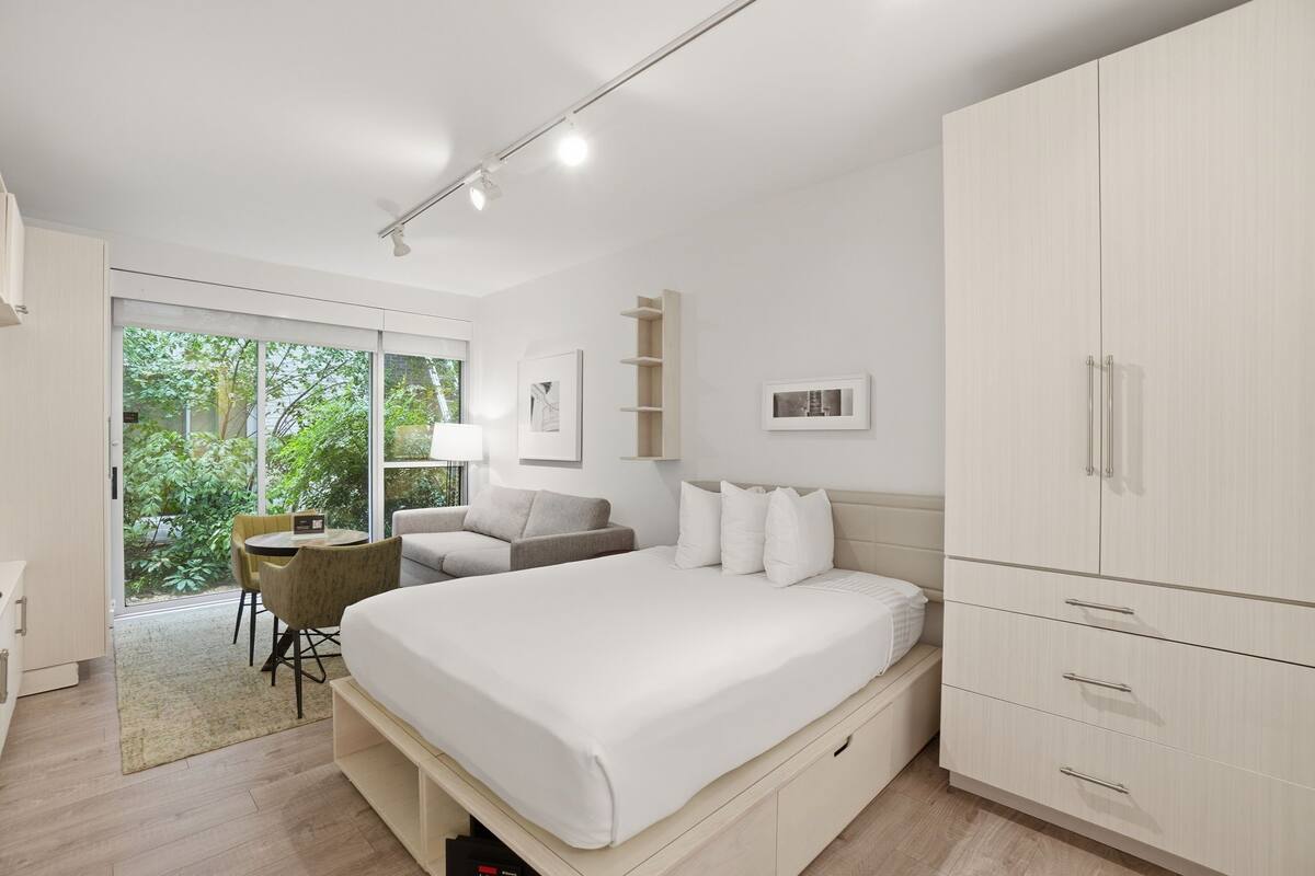 Eenvoudige kamer | Luxe beddengoed, een kluis op de kamer, een laptopwerkplek