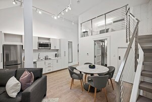 Loft | Coin séjour | Télévision à écran plat, Netflix, Hulu, services de streaming