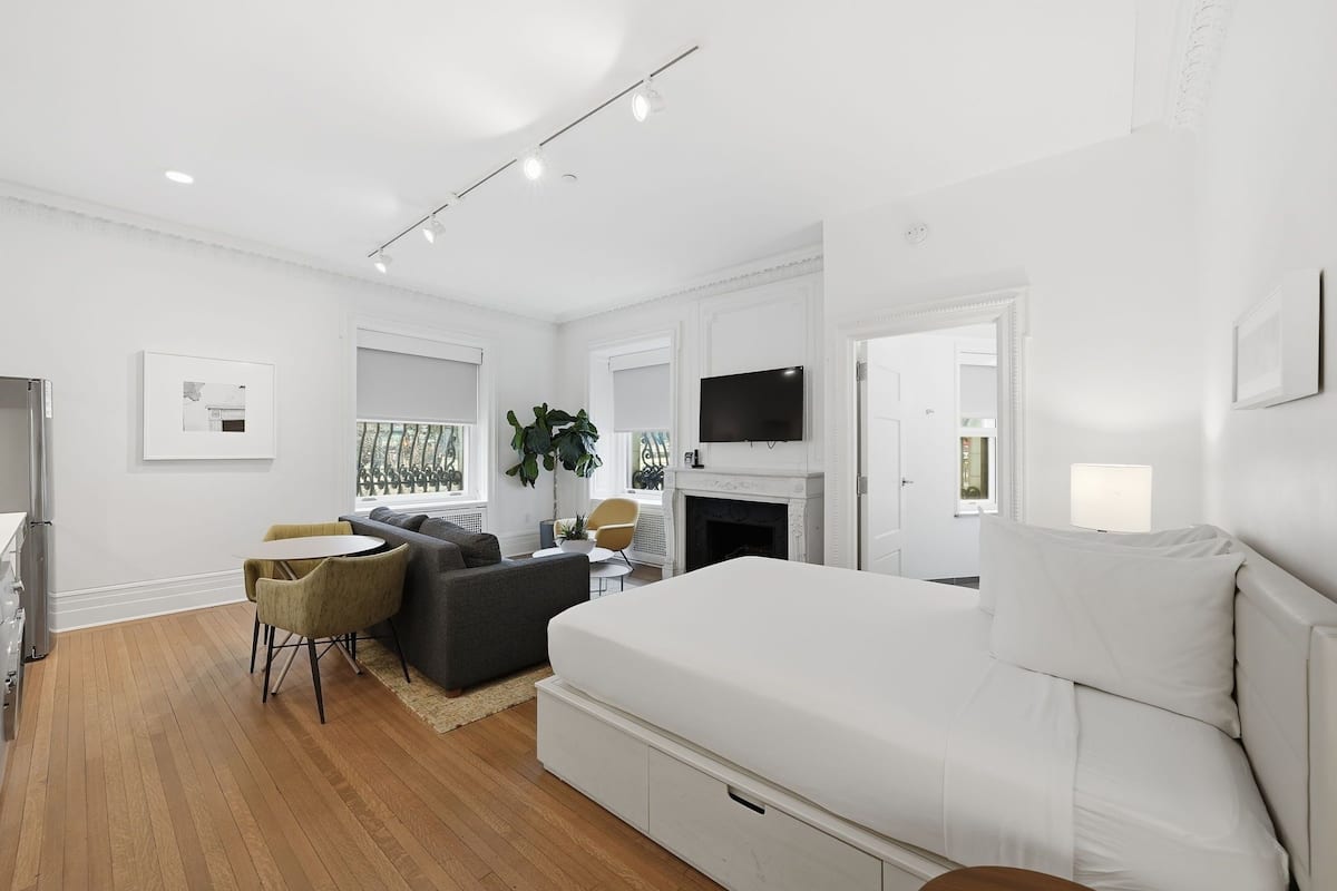 Signature-studio | Ylelliset vuodevaatteet, tallelokero huoneessa