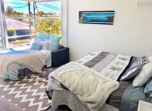 Decoración personalizada, muebles diferentes y escritorio 