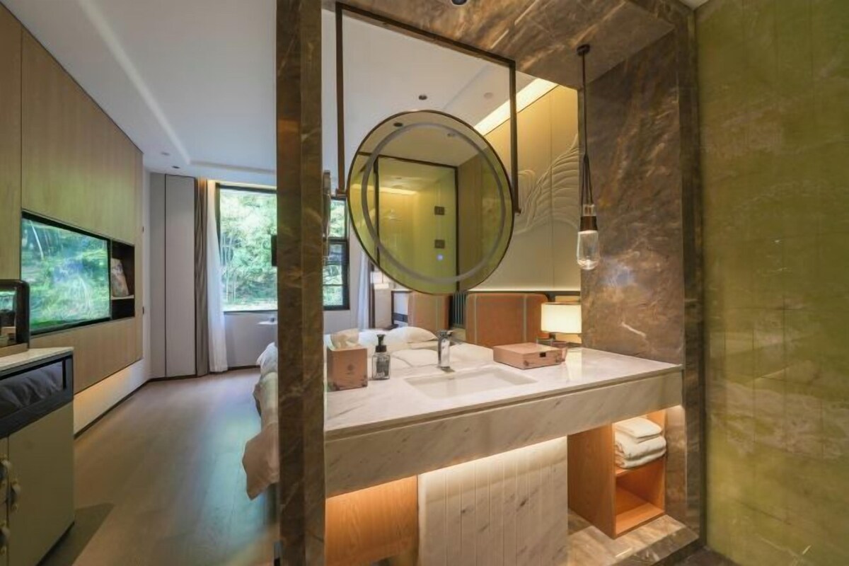 Un baño moderno con un espejo grande, un lavabo y un tocador.