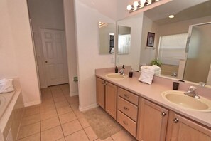 House, 5 Bedrooms, Private Pool (4 Bathrooms - 2585OL) | Bathroom