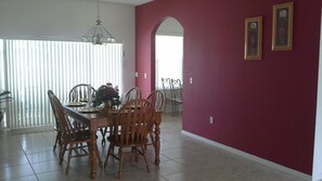 Talo, 4 makuuhuonetta, yksityinen uima-allas, järvinäköala | Ruokailu omassa huoneessa