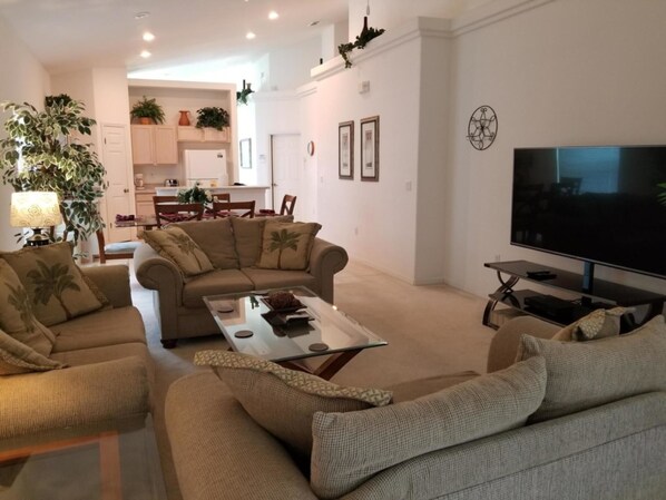 别墅, 4 间卧室, 私人游泳池 (3 Bathrooms - 908AL) | 客厅 | 电视