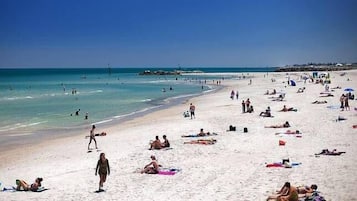 Playa en los alrededores, camastros y toallas de playa