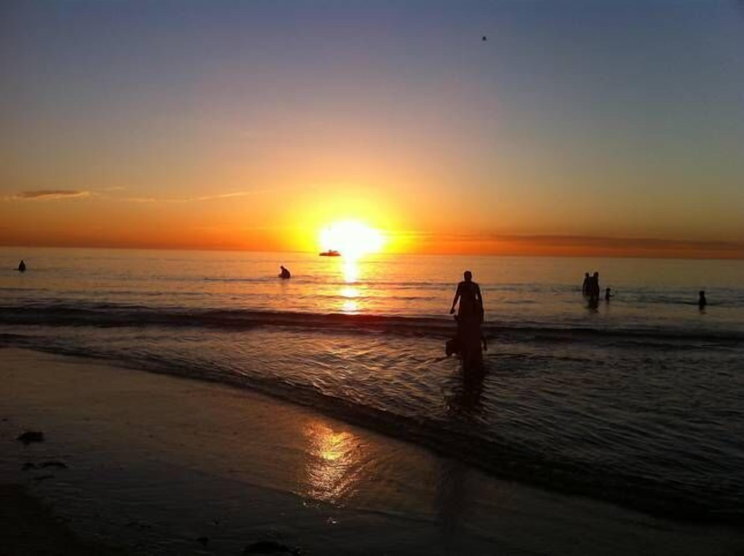 Horizon View at Glenelg Beach — image 19