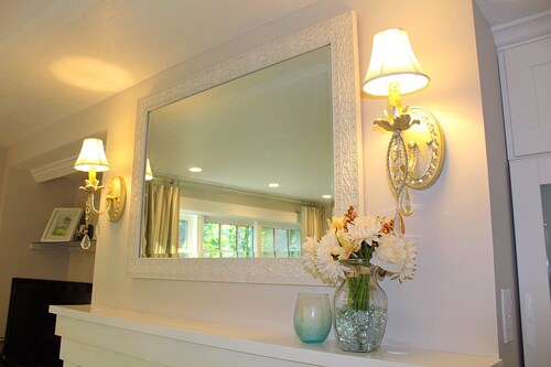 Charming cottage apartment, private, quiet and sparkling clean.  1 bedrm 1 bath.
