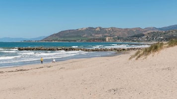 En la playa, camastros y toallas de playa