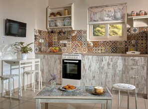 Refrigerador, microondas, horno y cafetera y tetera 